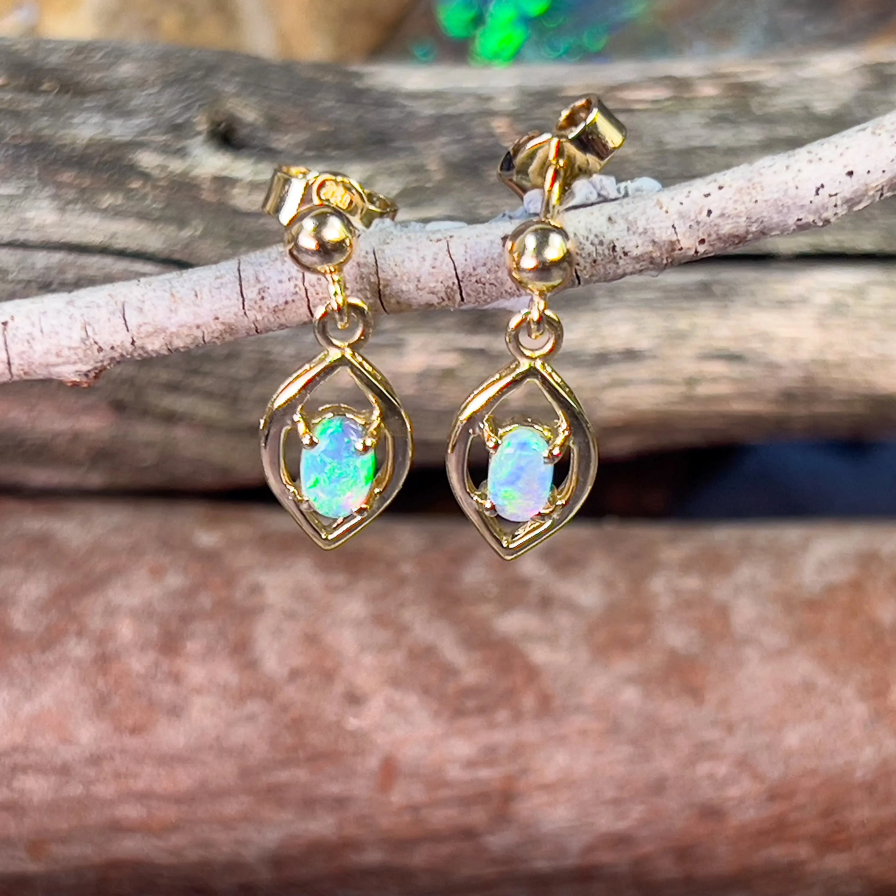 18kt Yellow Gold earrings with Black Opal 0.31ct