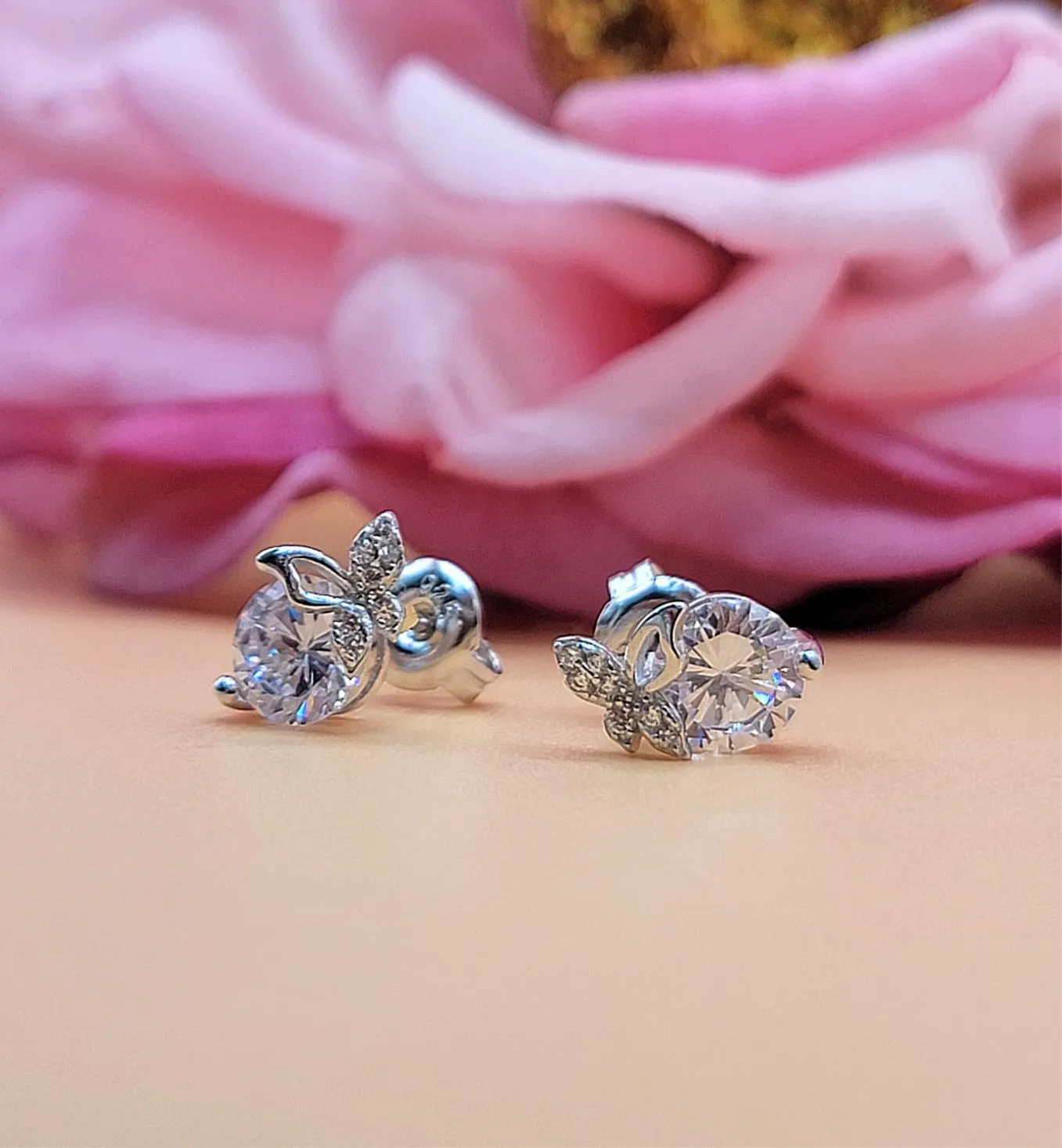 A600 Round Crystal Post Earrings