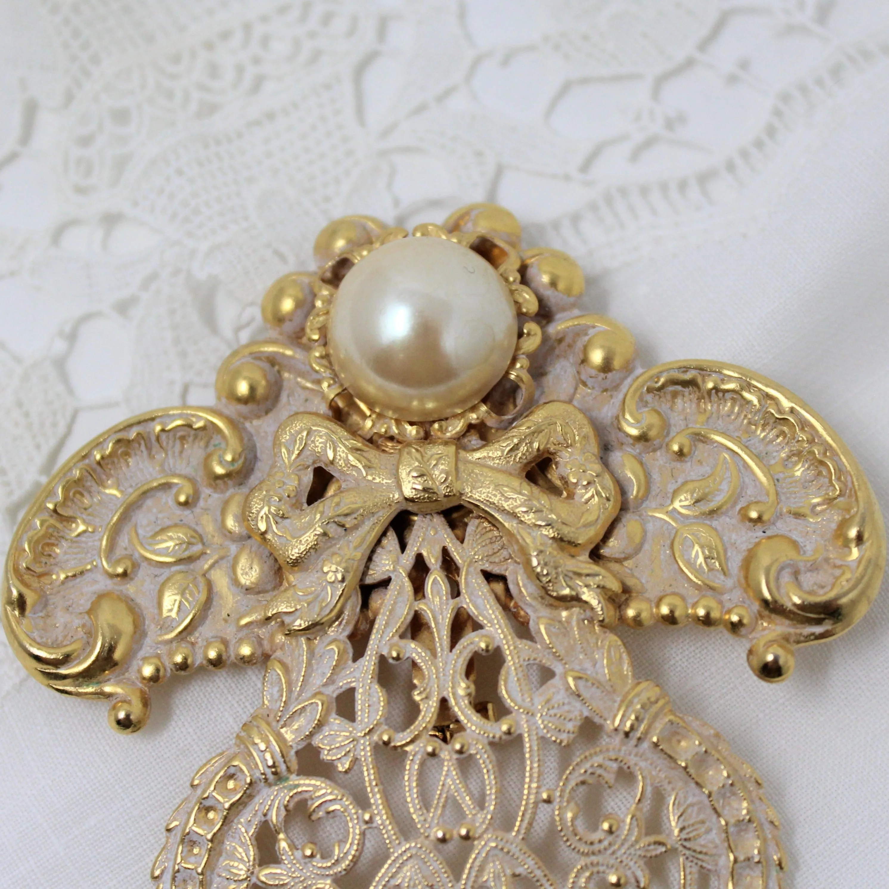 Brooch / Pin, Jane Davis AOL, Angel Gold & White Enamel with Pearl, Signed, Vintage