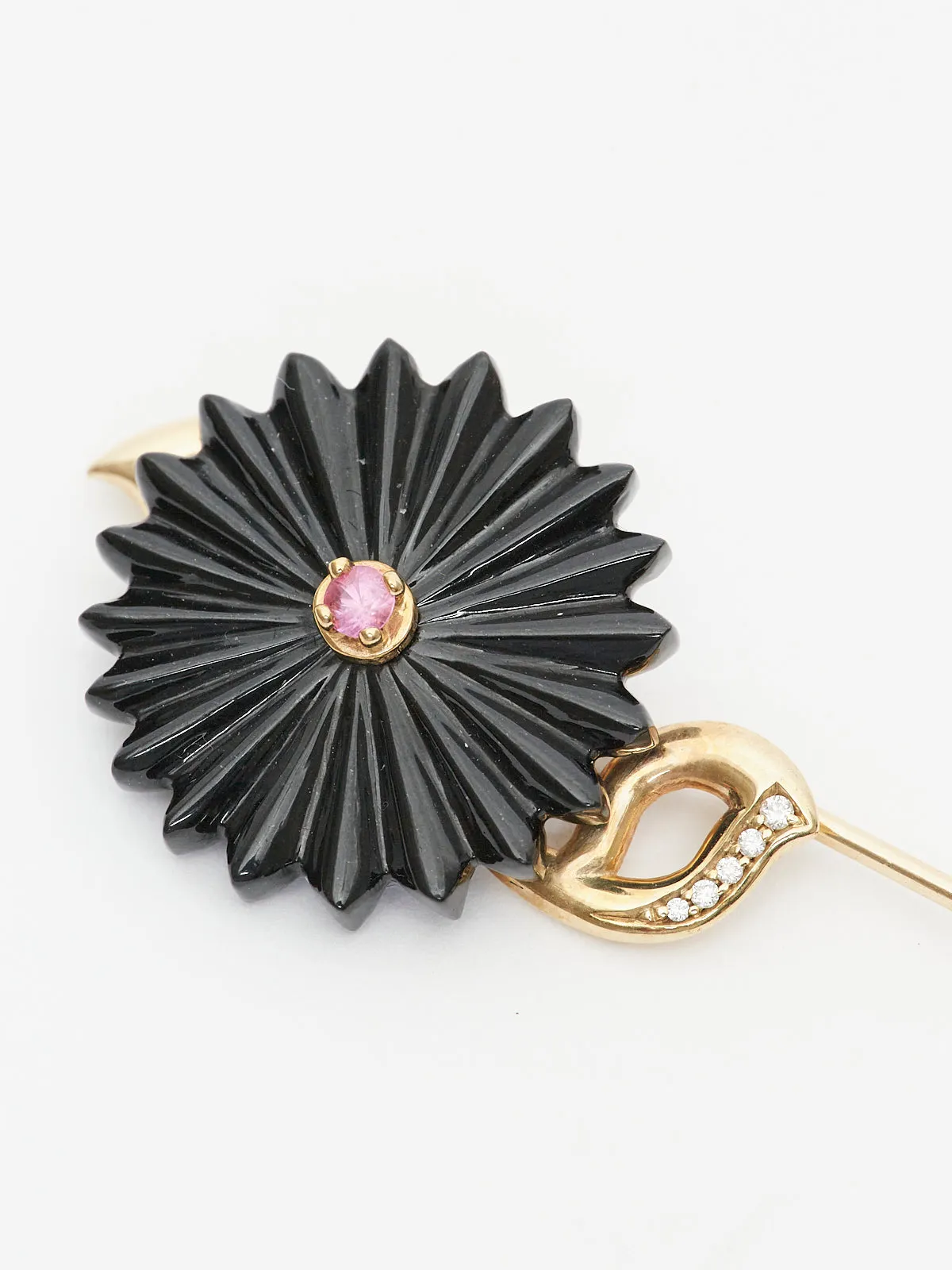 Summer Snow Pin Brooch in 9k Yellow Gold with Black Jade and Pink Sapphire