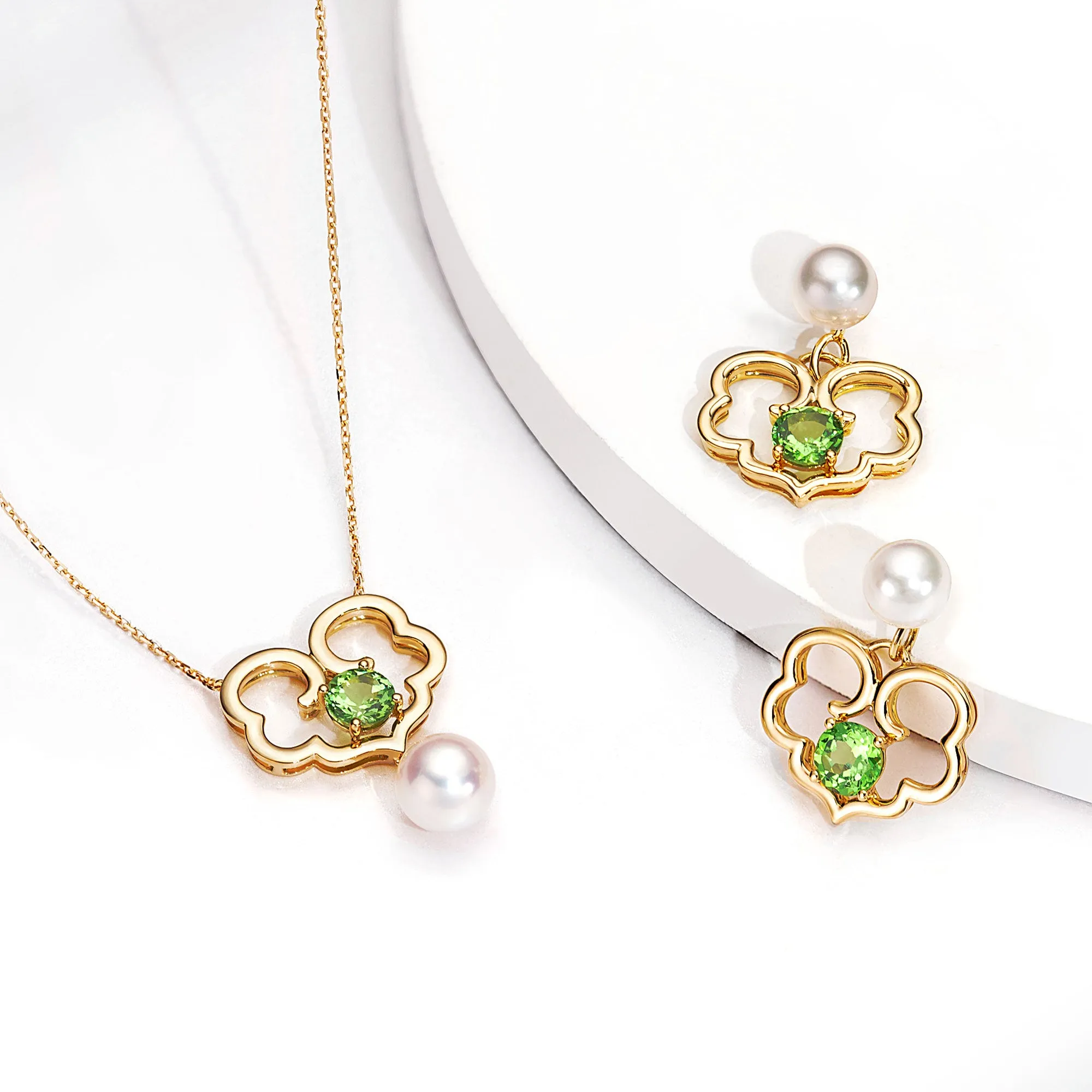 The Timeless Blessings Earrings 18kt Yellow Gold with Tsavorite